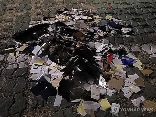 Esta fotografía, proporcionada por el Estado Mayor Conjunto (JCS) de Corea del Sur el 2 de junio de 2024, muestra restos transportados por globos norcoreanos encontrados en Seúl.  (FOTO NO EN VENTA) (Yonhap) 