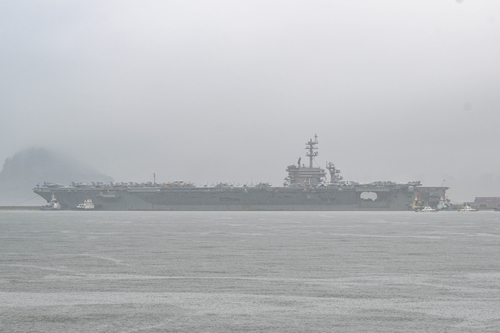 El portaaviones de propulsión nuclear USS Theodore Roosevelt llega a una base naval en la ciudad portuaria de Busan, en el sureste, el 22 de junio de 2024, en esta fotografía proporcionada por la Armada.  (FOTO NO EN VENTA) (Yonhap)