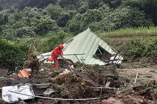 Esta imagen, proporcionada por las autoridades de bomberos, muestra un contenedor de carga que se usa como cabaña de un granjero, dañado por las fuertes lluvias en Yeongdong, provincia de Chungcheong del Norte, el 10 de julio de 2024. (FOTO NO A LA VENTA) (Yonhap)