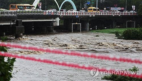 Los senderos para caminar que rodean el arroyo Tan en Seongnam, provincia de Gyeonggi, permanecen sumergidos el 18 de julio de 2024. (Yonhap)