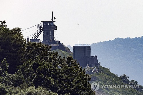 Esta foto de archivo, tomada el 10 de junio de 2024, muestra una instalación militar instalada en una zona fronteriza en Paju, a 49 kilómetros al norte de Seúl. (Yonhap)