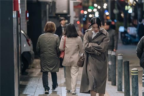 A still from "Because I Hate Korea," provided by D Station on Aug. 27, 2024, shows Gye-na, portrayed by Ko A-seong. (PHOTO NOT FOR SALE) (Yonhap)