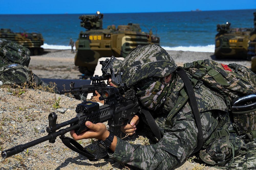 Los marines surcoreanos participan en un ejercicio de desembarco anfibio combinado con tropas estadounidenses en una zona costera de Pohang, a 273 kilómetros al sureste de Seúl, el 2 de septiembre de 2024, en esta foto proporcionada por el Cuerpo de Marines. (Yonhap)