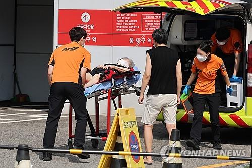 Un paciente es trasladado a una sala de emergencias de un importante hospital de Seúl el 6 de septiembre de 2024. (Yonhap)