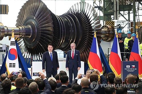 연석열 한국 대통령(왼쪽)과 페트르 피알라 체코 총리가 서쪽으로 약 90km 떨어진 산업도시 플젠의 원자력 계약업체인 두산스코다파워에서 열린 양국 원자력협력협정 체결식에 참석하고 있다. 2024년 9월 20일 프라하. (연합뉴스)