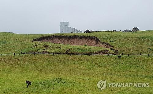 Una sección de los túmulos de Daeseong-dong, declarados Patrimonio de la Humanidad por la UNESCO, en Gimhae, provincia de Gyeongsang del Sur, se derrumbó el 22 de septiembre de 2024, tras fuertes lluvias. (Yonhap)