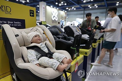 Esta foto de archivo, tomada el 8 de agosto de 2024, muestra a personas visitando una exposición de productos para bebés en Seúl. (Yonhap)