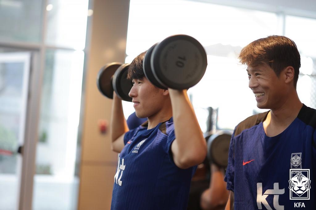 Hong Hyun-seok (l) and Kim Ju-sung of the South Korea men's national soccer team train during the team's indoor training session at the Sheraton Amman Al Nabil Hotel in Amman, Jordan, October 7, 2024 (see photo). from the Korean Football Association. (PHOTO NOT FOR SALE) (Yonhap)