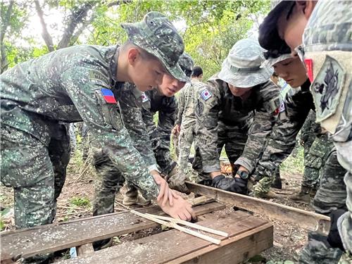 Esta fotografía proporcionada por el Cuerpo de Marines el 20 de octubre de 2024 muestra a marines surcoreanos asistiendo a una sesión de entrenamiento de supervivencia en la jungla del ejercicio Kamandag 2024 celebrado en Filipinas. (FOTO NO EN VENTA) (Yonhap) 