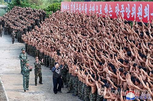 El líder norcoreano Kim Jong-un (con chaqueta de cuero) saluda a los soldados durante una visita a la base de entrenamiento de una unidad de operaciones especiales en el oeste de Pyongyang el 2 de octubre de 2024, un día después del Día de las Fuerzas Armadas de Corea del Sur, en esta foto de archivo proporcionada por Agencia Central de Noticias de Corea, oficial del Norte. (Para uso únicamente en la República de Corea. Sin redistribución) (Yonhap)