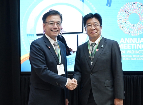 El ministro de Finanzas de Corea del Sur, Choi Sang-mok (izq.), le da la mano al ministro de Finanzas japonés, Katsunobu Kato, antes de su reunión en Washington, DC, el 24 de octubre de 2025, en esta fotografía proporcionada por la oficina de Choi. (FOTO NO EN VENTA) (Yonhap)