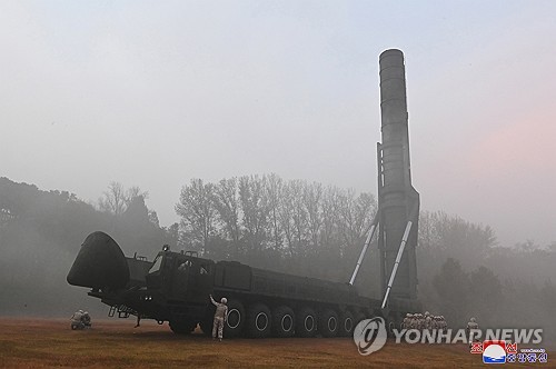 Esta fotografía publicada por la Agencia Central de Noticias oficial de Corea el 1 de noviembre de 2024 muestra un lanzador transportador-erector para el nuevo misil balístico intercontinental Hwasong-19 el día anterior. (Para uso únicamente en la República de Corea. Sin redistribución) (Yonhap)