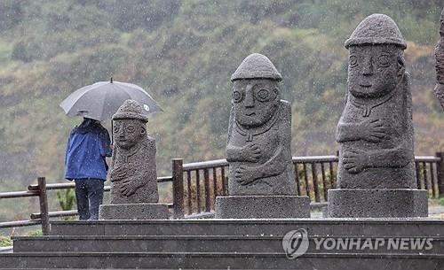 Un punto de observación en el monte Songak de Jeju está empapado por una fuerte lluvia el 1 de noviembre de 2024. (Yonhap)