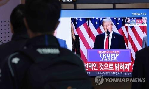 People watch a live broadcast of the U.S. presidential election at Seoul Station in central Seoul on Nov. 6, 2024. (Yonhap)