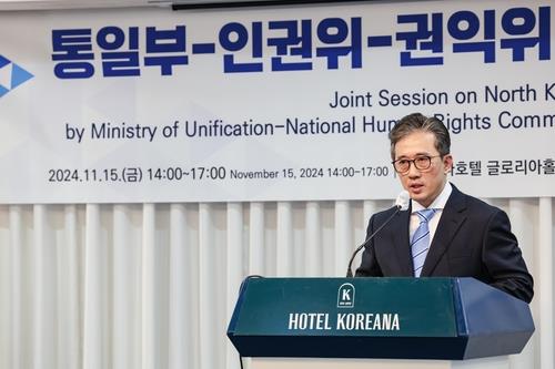 Ri Il-gyu, un exdiplomático norcoreano que desertó a Corea del Sur, habla durante un foro en Seúl el 15 de noviembre de 2024, en esta fotografía proporcionada por el Ministerio de Unificación. (FOTO NO EN VENTA) (Yonhap)