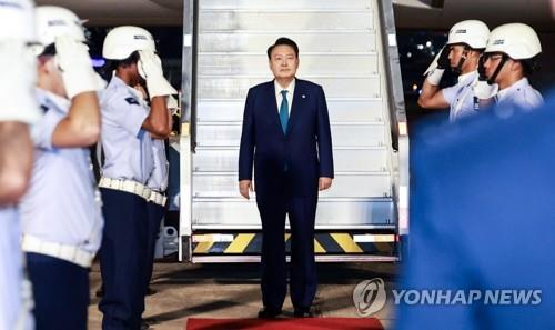 El presidente Yoon Suk Yeol llega a una base aérea en Río de Janeiro, Brasil, el 17 de noviembre de 2024. (Yonhap) 