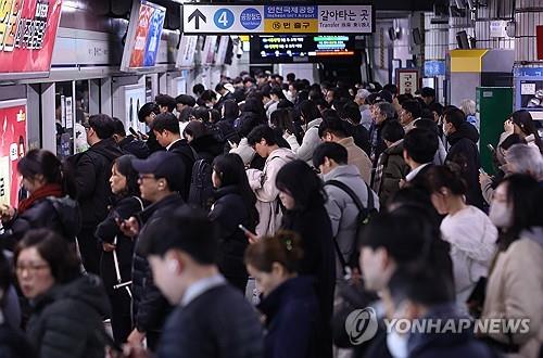 Una estación de metro en Seúl está repleta de viajeros mientras una nevada récord azota la capital el 27 de noviembre de 2024. (Yonhap)