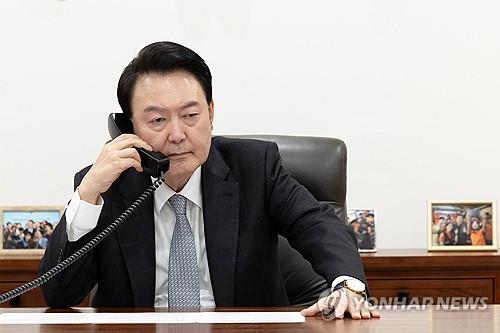 El presidente Yoon Suk Yeol habla con el presidente ucraniano Volodymyr Zelenskyy por teléfono en su oficina en Seúl el 29 de octubre de 2024, en esta fotografía de archivo proporcionada por la oficina presidencial. (FOTO NO EN VENTA) (Yonhap) 