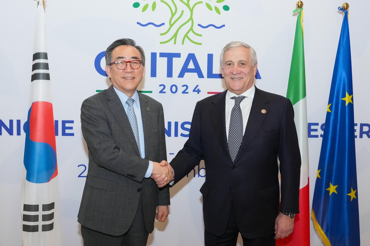 El ministro de Asuntos Exteriores de Corea del Sur, Cho Tae-yul (i), le da la mano al ministro de Asuntos Exteriores italiano, Antonio Tajani, durante sus conversaciones en Fiuggi, Italia, el 26 de noviembre de 2024, al margen de la reunión de ministros de Asuntos Exteriores del Grupo de los Siete naciones avanzadas. , en esta foto proporcionada por el Ministerio de Asuntos Exteriores de Seúl. (FOTO NO EN VENTA) (Yonhap)