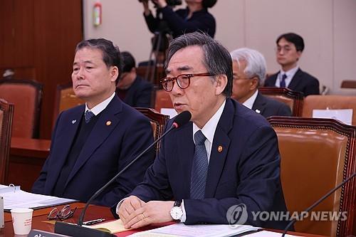 El Ministro de Relaciones Exteriores Cho Tae-yul (R) responde a las preguntas de los legisladores sobre la controversia en torno al reciente monumento a la mina Sado en Japón, que honró a las víctimas coreanas de trabajos forzados en tiempos de guerra, durante una sesión plenaria del Comité de Asuntos Exteriores y Unificación en la Asamblea Nacional en Seúl el 28 de noviembre de 2024. (Yonhap)