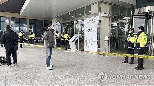 En esta fotografía proporcionada por un lector, la policía acordona una sala de recepción de la Asamblea Nacional en el oeste de Seúl después de un incendio el 21 de diciembre de 2024. (FOTO NO EN VENTA) (Yonhap)