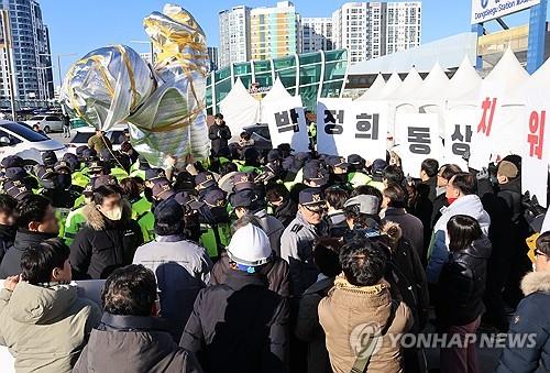 Activistas cívicos liberales celebran una manifestación en la plaza de la estación Dongdaegu, en la ciudad sudoriental de Daegu, el 22 de diciembre de 2024, para oponerse a la instalación de una estatua del ex presidente Park Chung-hee. (Yonhap)