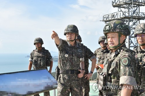 Esta fotografía de archivo sin fecha, proporcionada por el Estado Mayor Conjunto (JCS), muestra al presidente del JCS, el almirante Kim Myung-soo (centro). (FOTO NO EN VENTA) (Yonhap)