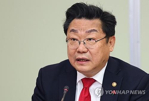 Joo Hyung-hwan, vicepresidente del Comité Presidencial sobre Envejecimiento de la Sociedad y Política de Población, habla durante una reunión en Seúl, en esta fotografía de archivo del 3 de diciembre de 2024. (Yonhap)