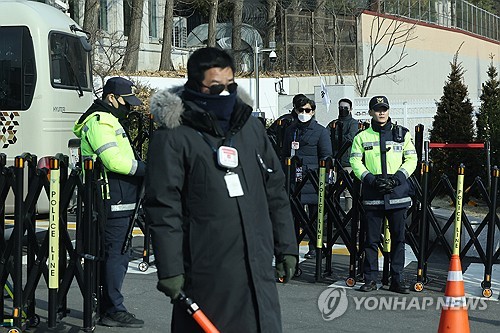 Police officials stand guard outside the presidential residence in central Seoul on Jan. 1, 2024. (Yonhap)