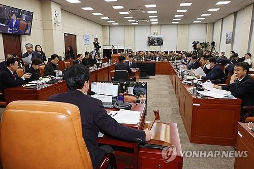 A special parliamentary committee tasked with looking into now-impeached President Yoon Suk Yeol's insurrection charges holds a meeting at the National Assembly in Seoul on Jan. 14, 2025. (Yonhap)