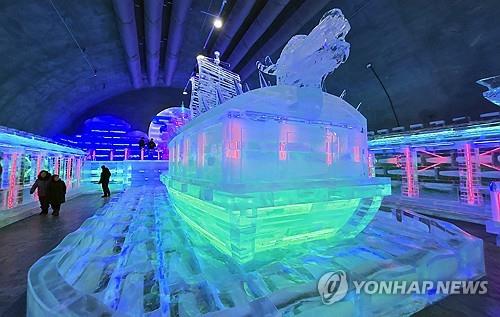 Una escultura de hielo se establece en el Festival de Hielo Hwacheon Sancheoneo 2025 en Hwacheon, provincia de Gangwon. (Yonhap)