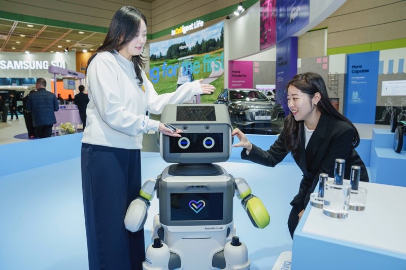 This photo taken on March 5, 2025, and provided by Samsung SDI Co. shows its staff introducing DAL-e, a robot developed by Hyundai Motor Group Robotics LAB and equipped with the battery firm's 21mm cylindrical batteries, at InterBattery 2025 held at COEX in southern Seoul. (PHOTO NOT FOR SALE) (Yonhap)