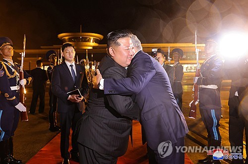 Esta foto de archivo, publicada por la agencia oficial de noticias coreanas de Corea del Norte el 14 de septiembre de 2024, muestra al secretario del Consejo de Seguridad de Rusia, Sergei Shoigu (R), que abraza al líder norcoreano Kim Jong-un en Pyongyang el día anterior. (Para usar solo en la República de Corea. Sin redistribución) (Yonhap)