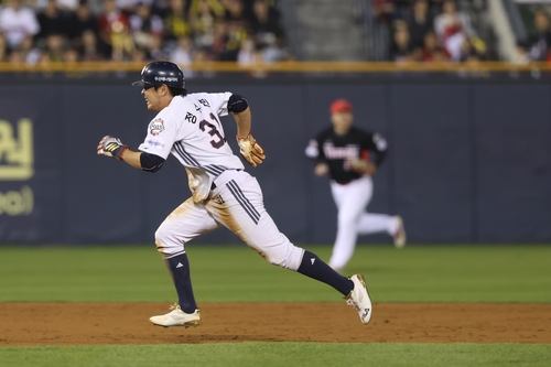 Jung Soo-bin of the Doosan Bears runs the bases during a Korea Baseball Organization regular-season game against the Kia Tigers at Jamsil Baseball Stadium in Seoul on April 18, 2025, in this photo provided by the Bears. (PHOTO NOT FOR SALE) (Yonhap)