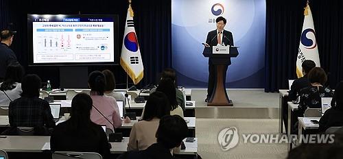 Kim So-young, vice chairman of the Financial Services Commission, holds a press conference for foreign media in Seoul, April 21, 2025. (Yonhap)