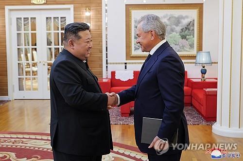 Nhà lãnh đạo Triều Tiên Kim Jong-un (trái) bắt tay Sergei Shoigu, thư ký Hội đồng An ninh Nga, tại Bình Nhưỡng vào ngày 13 tháng 9 năm 2024, trong bức ảnh lưu trữ này do Hãng thông tấn Trung ương Triều Tiên chính thức đăng tải vào ngày hôm sau. (Chỉ sử dụng tại Hàn Quốc. Không được phân phối lại) (Yonhap) Nhà lãnh đạo Triều Tiên Kim Jong-un (trái) bắt tay Sergei Shoigu, thư ký Hội đồng An ninh Nga, tại Bình Nhưỡng vào ngày 13 tháng 9 năm 2024, trong bức ảnh lưu trữ này do Hãng thông tấn Trung ương Triều Tiên chính thức đăng tải vào ngày hôm sau. (Chỉ sử dụng tại Hàn Quốc. Không được phân phối lại) (Yonhap)