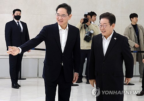 This file photo shows President Lee Jae-myung (R) with Samsung Electronics Co. Chairman Lee Jae-yong in March 2025. (Yonhap)