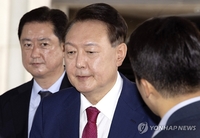 Ex-President Yoon accused of ordering security to show off guns in investigators' detention attempt