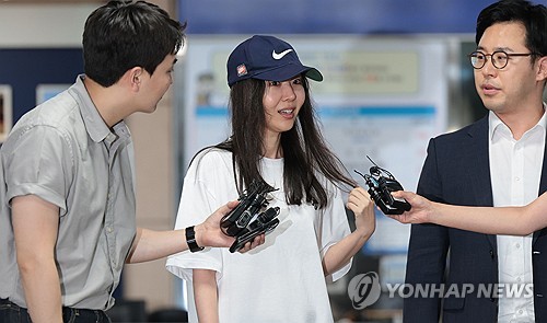 (LEAD) Former ADOR chief Min Hee-jin cleared of breach of trust charges