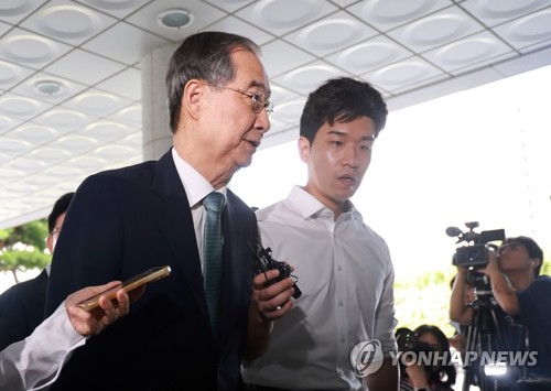  Ex-PM Han appears for special counsel questioning in martial law probe