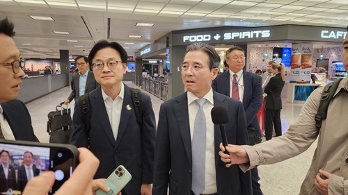 (LEAD) Trade talks with U.S. proceeding in 'most earnest, constructive' atmosphere: Seoul official