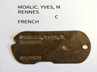 La plaque d'identité militaire d'un soldat français remise à la France après 67 ans