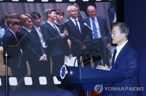 Le président Moon Jae-in prononce un discours lors d'un forum gouvernemental sur l'industrie du contenu le mardi 17 septembre 2019 à Séoul. 