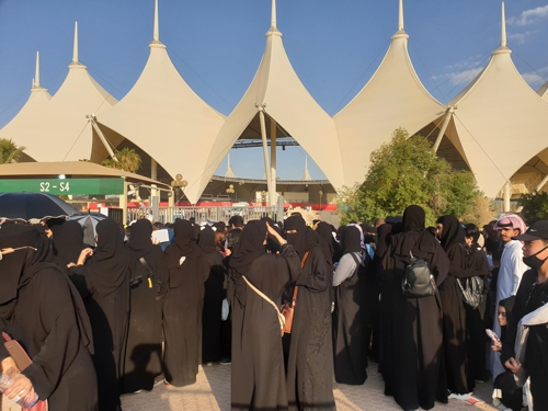 Des fans de BTS devant le stade international du Roi-Fahd à Riyad, en Arabie saoudite, le 11 octobre 2019.