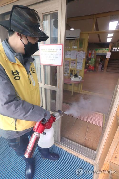 Un officiel de la quarantaine désinfecte le mercredi 18 mars 2020 un centre de garde d'enfants à Séoul pour prévenir la propagation du nouveau coronavirus (Covid-19).
