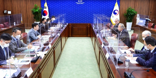 Des fonctionnaires sud-coréens et de l'AIEA tiennent une réunion annuelle au ministère des Affaires étrangères à Séoul le 3 novembre 2020, sur cette photo publiée par le ministère des Affaires étrangères. (Archivage et revente interdits)