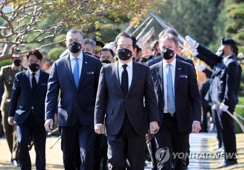 Le Premier ministre Chung Sye-kyun assiste à la cérémonie internationale «Turn Toward Busan» au cimetière commémoratif des Nations unies en Corée, à Busan, le mercredi 11 novembre 2020.