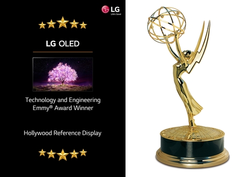 Cette image, fournie le mercredi 27 janvier 2021 par LG Electronics Inc., montre le téléviseur OLED haut de gamme de l'entreprise et un trophée du prix Emmy de la technologie et de l'ingénierie. (Revente et archivage interdits)