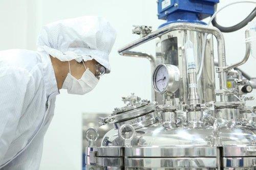Un employé de GC Pharma. (Photo fournie par GC Pharma. Archivage et revente interdits)