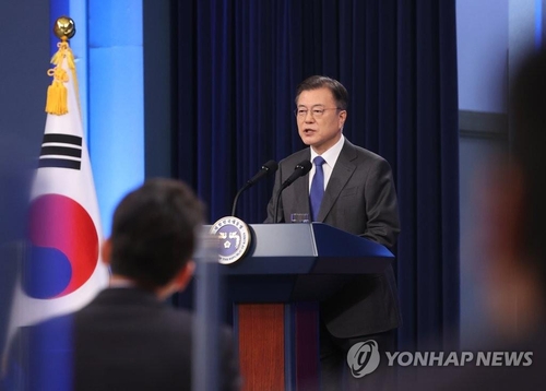 Le président Moon Jae-in prononce un discours à Cheong Wa Dae à l'occasion du quatrième anniversaire de son investiture le lundi 10 mai 2021.